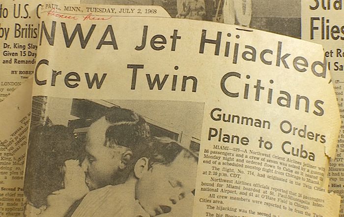 Выцветшая газетная вырезка с заголовком «Угнанный самолет NWA».