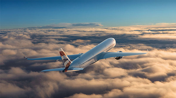 British Airways A350-1000 летит над тяжелыми облаками.