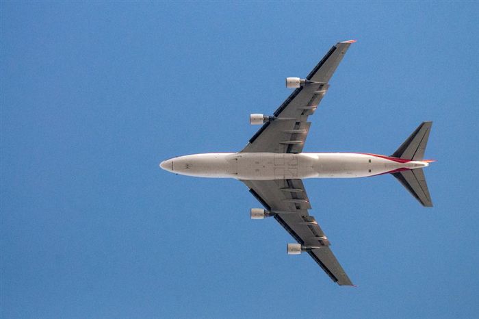 Боинг 747, приближающийся к аэропорту Брюсселя, пролетел прямо над головой.