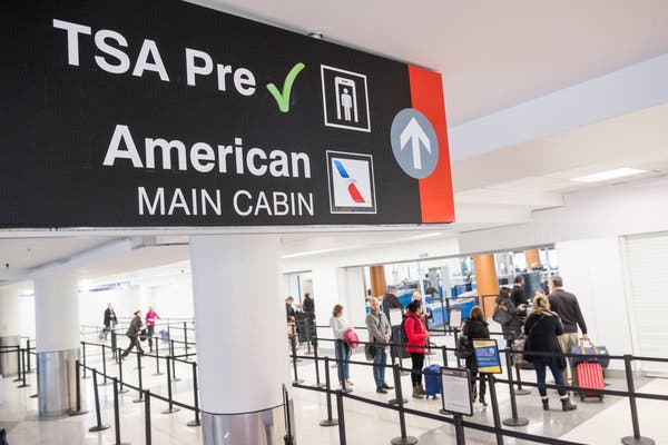 Контрольно-пропускной пункт в аэропорту Логан в Бостоне ввел предварительную проверку TSA, чтобы путешественники быстрее выстраивались в очередь.