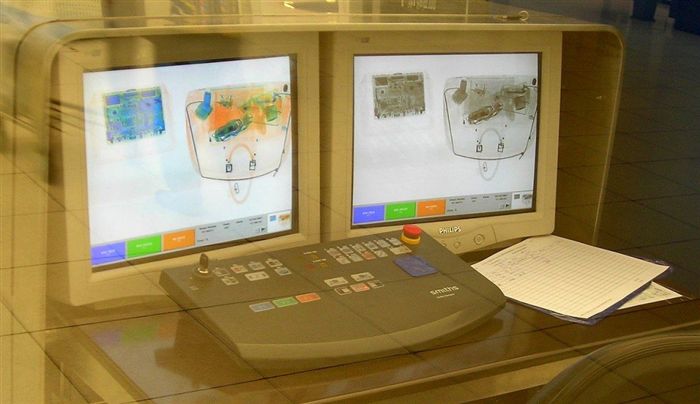 Экран компьютера сканера багажа Изображение со сканера багажа