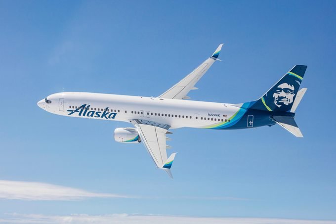 Авиакомпании Аляски летают на голубом небе.
