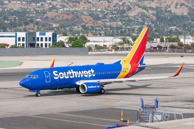 Southwest Airlines Boeing 737-7H4 снимает Голливудский аэропорт Барбанк в Барбанке, штат Калифорния, 16 сентября  года.