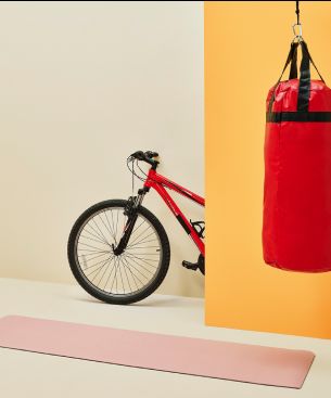Изображение боксерской груши и велосипеда на заднем плане