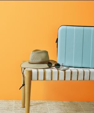 Изображение надевания шляпы, солнцезащитных очков и чемодана на осман.