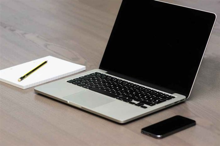 Серебряный MacBook рядом с iPhone