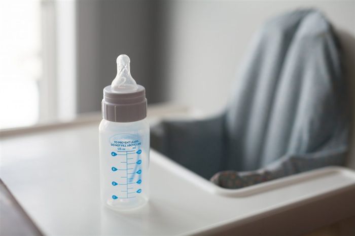 Поскольку эта детская бутылочка — единственная жидкость, которую можно провозить в самолете, единственным практическим средством транспортировки является жидкость.