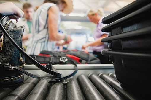 Инспекция багажа в аэропорту