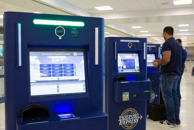 Автоматические иммиграционные киоски в международных аэропортах по всей стране упрощают иммиграцию пассажиров.