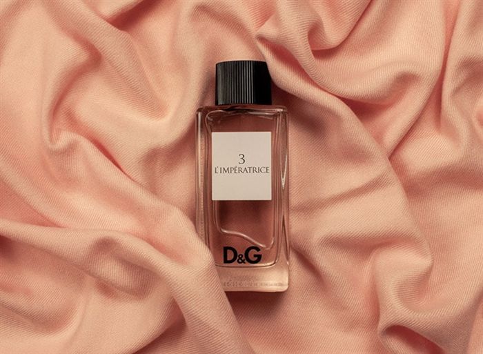Dolce & Gabbana Perfume на розовом листе