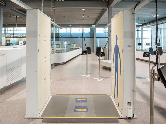 В аэропорту установлен сканер миллиметрового диапазона всего тела.