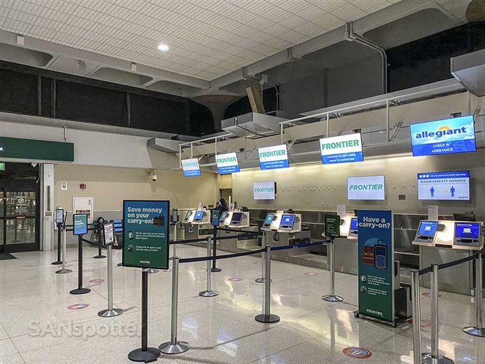 Проверьте авиакомпании на стойках аэропорта Сан-Диего