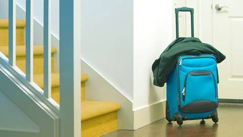 Blue Trolley Bag возле лестницы.