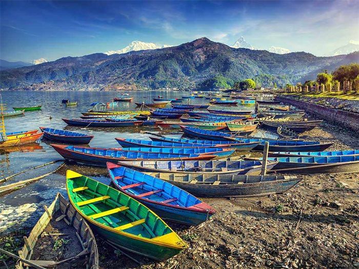 Красочные лодки вдоль побережья Непала