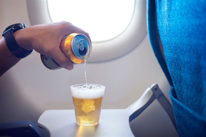 Можно ли проносить алкоголь в самолет?