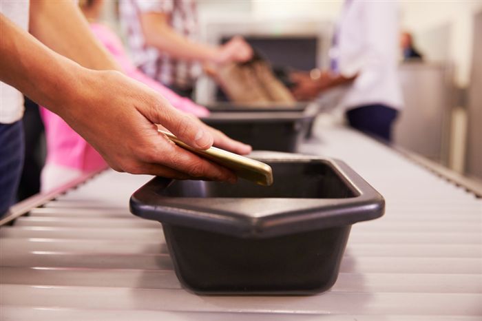 Корзина для мобильных телефонов службы безопасности аэропорта TSA